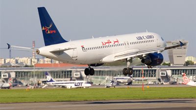 هبوط اضطراري لطائرة بمطار القاهرة بعد تهشم زجاج كابينة القيادة