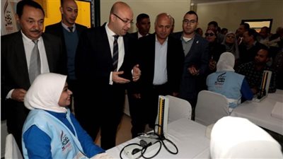 محافظ بني سويف يتفقد القافلة الطبية لعلاج أمراض العيون