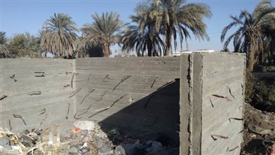 إنشاء غرف لتجميع القمامة والمخلفات الصلبة بجانبي الترع بقرى أبوقرقاص | صور