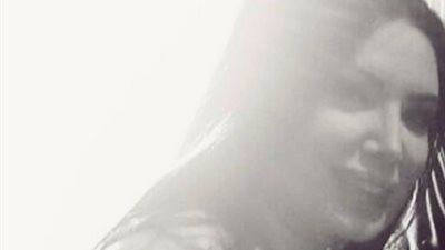 عبير صبري متغزلة في أنوثتها: «لا تعدلي كوني في الأنوثة ظالمة»