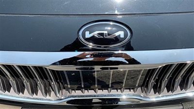 تجديد سيارات كيا وشعارها فى أنحاء العالم