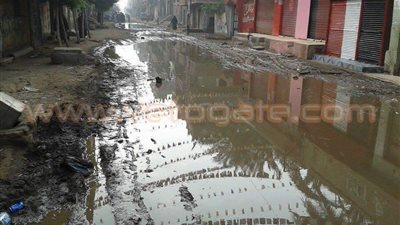 بالصور.. الصرف الصحي يغرق شوارع قرية «السعديين» بالشرقية