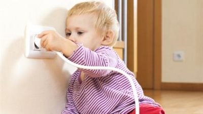 تعرفي على الإسعافات الأولية عند تعرض طفلك لصدمة كهربائية