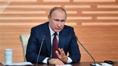 بوتين : روسيا تتواصل مع حفتر والسراج أطراف الأزمة الليبية