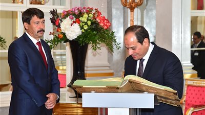 أسبوع رئاسي مكثف.. السيسي يشارك في قمة «فيشجراد» بالمجر.. يستقبل وفدين من الكونجرس الأمريكي. يبحث مع ترامب أزمة قطر.. يوجه كلمة بمناسبة ذكرى ثورة 30 يونيو.. ويكرم رؤساء الهيئات القضائية السا