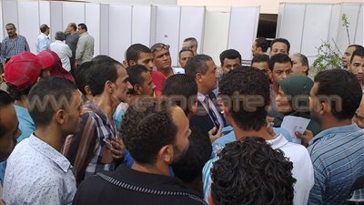 بالفيديو والصور.. نائب محافظ القاهرة يوزع الكروت على الباعة بـ«الترجمان»