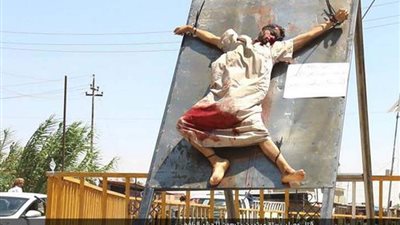 بالصور.. «داعش» يصلب 6 أشخاص لاعتناقهم المذهب الشيعي بالعراق