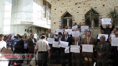 بالصور.. وقفة لعاملى 