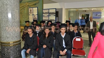 بالصور.. «مصر للطيران» تكرم المتفوقين في الثانوية العامة من أبناء العاملين .. رئيس مجلس الإدارة يلتقط الصور التذكارية مع الطلاب ويمنحهم شهادات تقدير.. ويؤكد: نجاحهم وسام على صدور آبائهم