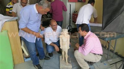 بالصور.. المتحف المصري الكبير يستقبل 8 قطع آثار ثقيلة من «سقارة»