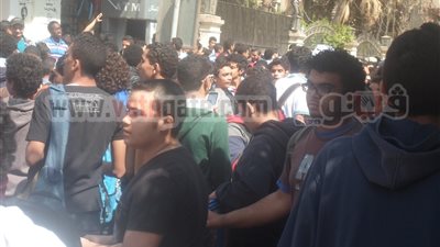 بالصور.. المئات من طلاب الثانوية العامة يتظاهرون أمام 