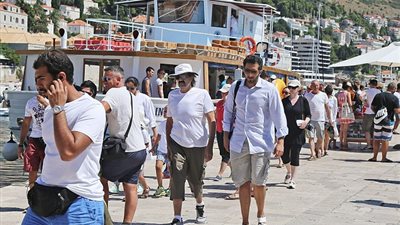 بالصور.. أمير قطر السابق يتجول بـ«شورت وفانلة وكاب»