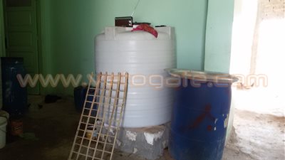 بالفيديو والصور.. أهالي نجع «الكوم» في قنا بدون مياه منذ شهر