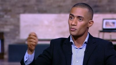 محمد رمضان ناعيا العقيد أحمد منسي: «قلبي وجعني أكتر لأني قابلتك»