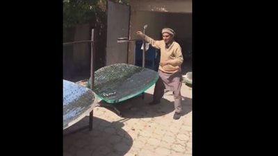 بالفيديو.. رجل يطهو الطعام بأشعة الشمس