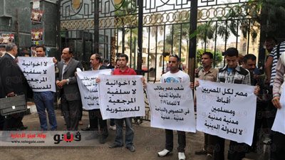 بالصور...أقباط يتظاهرون أمام الشورى للمطالبة بـ