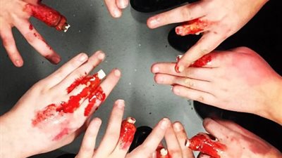 بالصور.. فنانة مكياج تثير رعب متابعيها بصورها