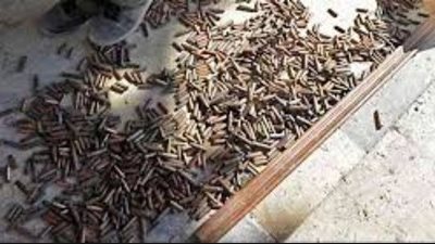 رفع فوارغ طلقات آلية خلال معاينة حادث محور 26 يوليو