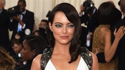 إيما ستون تشكر زملاءها الممثلين بسبب تخفيض سعرهم