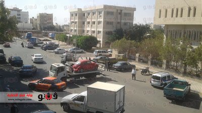 سيارة تثير الذعر أمام مكتب تأمينات الغردقة