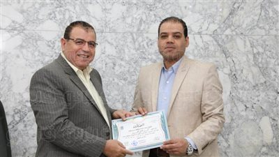 السكرتير المساعد لمحافظ سوهاج يمنح 77 متدربا شهادات مهارات قيادات العمل التنفيذي