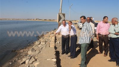 بالصور.. تطوير طريق وساحل بحيرة قارون