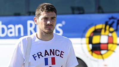 كاسياس يساند  الماتدور الإسبانى  أمام الديوك الفرنسية من المدرجات