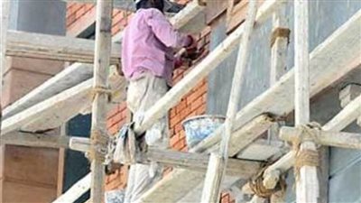 إصابة 3 عمال محارة إثر سقوطهم من أعلى 