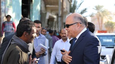 أهالي قنا يطالبون المحافظ بزيادة حصة دقيق مخبز العيش المدعم| صور