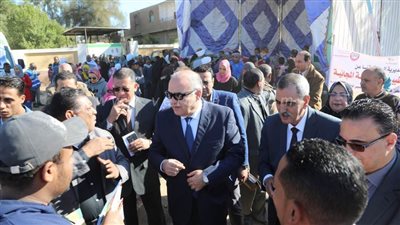 محافظ قنا يسلم 400 بطانية ولحاف للأسر الأكثر احتياجا بالجزيرية | صور