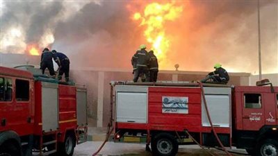 4 سيارات إطفاء لإخماد حريق هائل داخل محل ملابس بوسط البلد