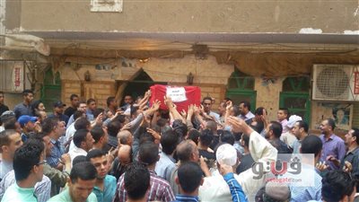 بالصور.. الآلاف يشيعون جثمان شهيد رفح بأسيوط