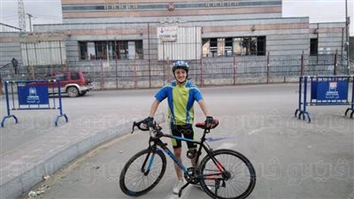 طالب بالثانوية العامة يقطع ٧٠ كم بدراجته الهوائية للتغلب على توتر المذاكرة | صور