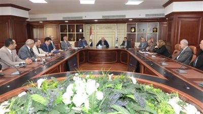 محافظ بني سويف يبحث معوقات الاستثمار بمنطقة 