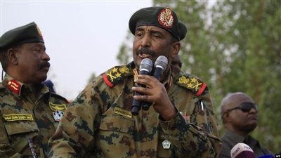 عبد الفتاح البرهان: سنحاسب كل من ارتكب جريمة بحق النازحين في دارفور