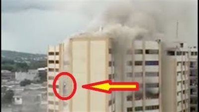 بالفيديو.. رجل ينجو بأعجوبة من حريق بالقفز من مبنى شاهق