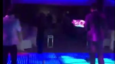 بالفيديو.. رجل يفاجئ زوجته بهدية «غريبة»