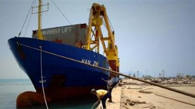 للمرة الأولى.. سفينة تجارية في ميناء عدن منذ بدء النزاع اليمني