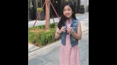 بالفيديو.. رد فعل فتاة لحظة سماعها أغنيتها المفضلة