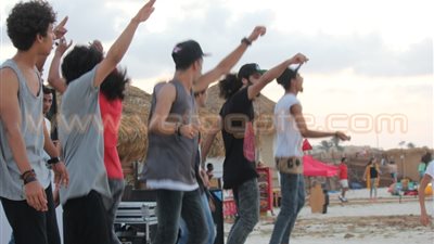 بالفيديو والصور.. فريق «دنص» يشعل شاطئ «كورفيت بيتش» بمارينا