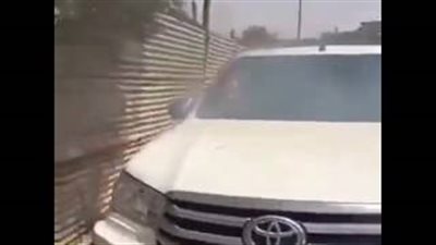 بالفيديو.. لحظة اشتعال النيران في سيارة بسبب درجات الحرارة