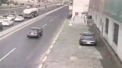 بالفيديو.. تهور سائق يتسبب في حادث مروع بجدة