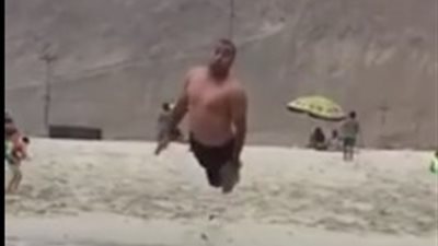 بالفيديو.. سقوط مروع لرجل حاول استعراض مهاراته