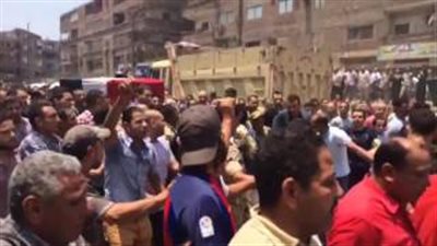 أهالي طوخ يرددون هتاف «الشهيد حبيب الله» خلال تشييع جثمان خالد المغربي