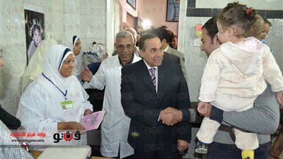 بالصور.. القصاص يتابع تطعيم الأطفال بـ 