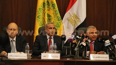 بالصور ..مد العمل بالبنوك المصدرة لشهادات قناة السويس لـ6 مساءً