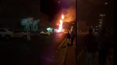 بالفيديو.. اشتعال النيران في محطة وقود بالسعودية