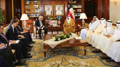 وزير خارجية بريطانيا يطالب الكويت بحل عاجل لأزمة قطر