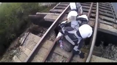 بالفيديو والصور.. لحظة انهيار جسر أسفل دراجة نارية