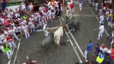 بالفيديو والصور.. ثور يسحل رجلا بعد قذفه في الهواء